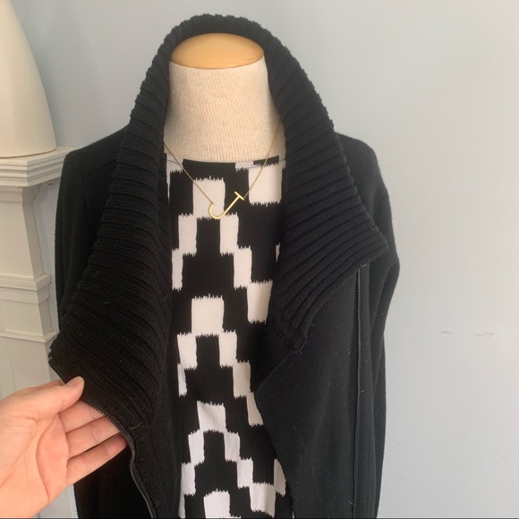 black & white graphic top split back vent by Old Navy chevron zig zag ikat style - Picture 7 of 16